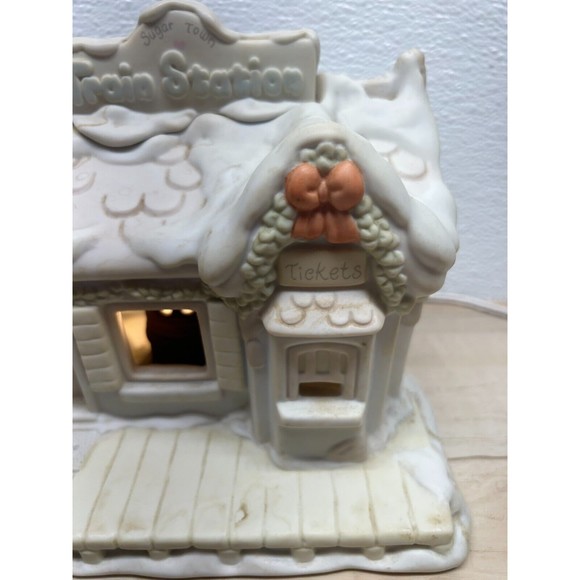 1995 Enesco Precious Moments Sugar Town Lighted Train Station Porcelain Set - Picture 3 of 16